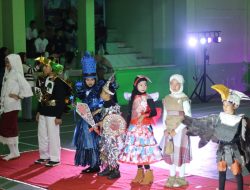 Pelajar Padang Panjang Olah Sampah Jadi Kostum Unik di HUT ke-80 RI