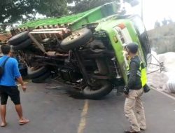 Dini Hari yang Mencekam: Truk Hino Mundur di Tanjakan Panyalaian, Tenda Pelaminan Jadi Korban