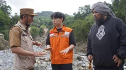 "Tinjau Bencana di Jembatan Kembar, Willi Salim dan Ustaz Derry Sulaiman Turun Langsung ke Padang Panjang"