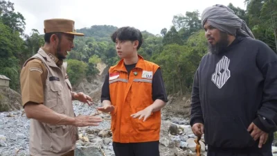 "Tinjau Bencana di Jembatan Kembar, Willi Salim dan Ustaz Derry Sulaiman Turun Langsung ke Padang Panjang"