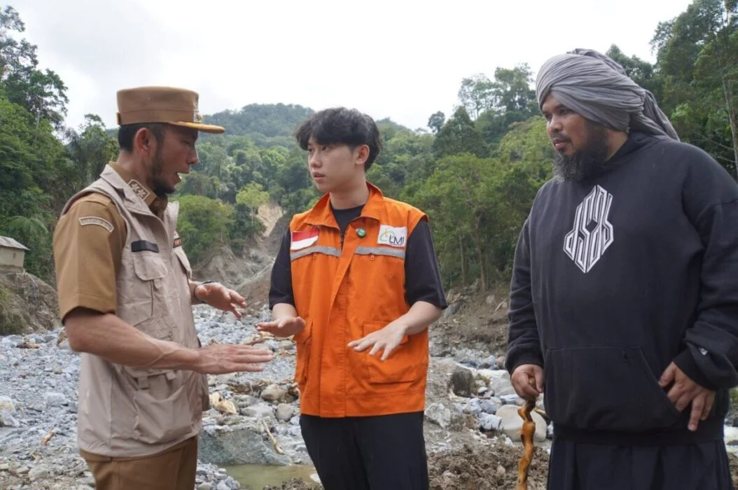 "Tinjau Bencana di Jembatan Kembar, Willi Salim dan Ustaz Derry Sulaiman Turun Langsung ke Padang Panjang"