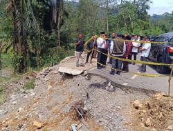 Tinjau Jalan Terdampak Bencana di Talu, Mahyeldi Menilai Pengalihan Jalur yang Lebih Aman