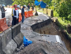 Jalan Terban di Lembahanai Padangpanjang, Arus Lalu Lintas Diberlakukan Satu Jalur