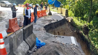 Jalan Terban di Lembahanai Padangpanjang, Arus Lalu Lintas Diberlakukan Satu Jalur